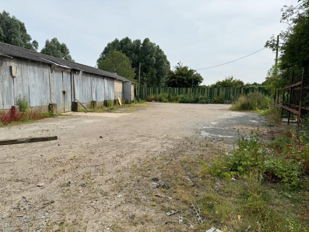 Lot: 86 - FREEHOLD SITE AND BUILDING WITH POTENTIAL - Yard and building